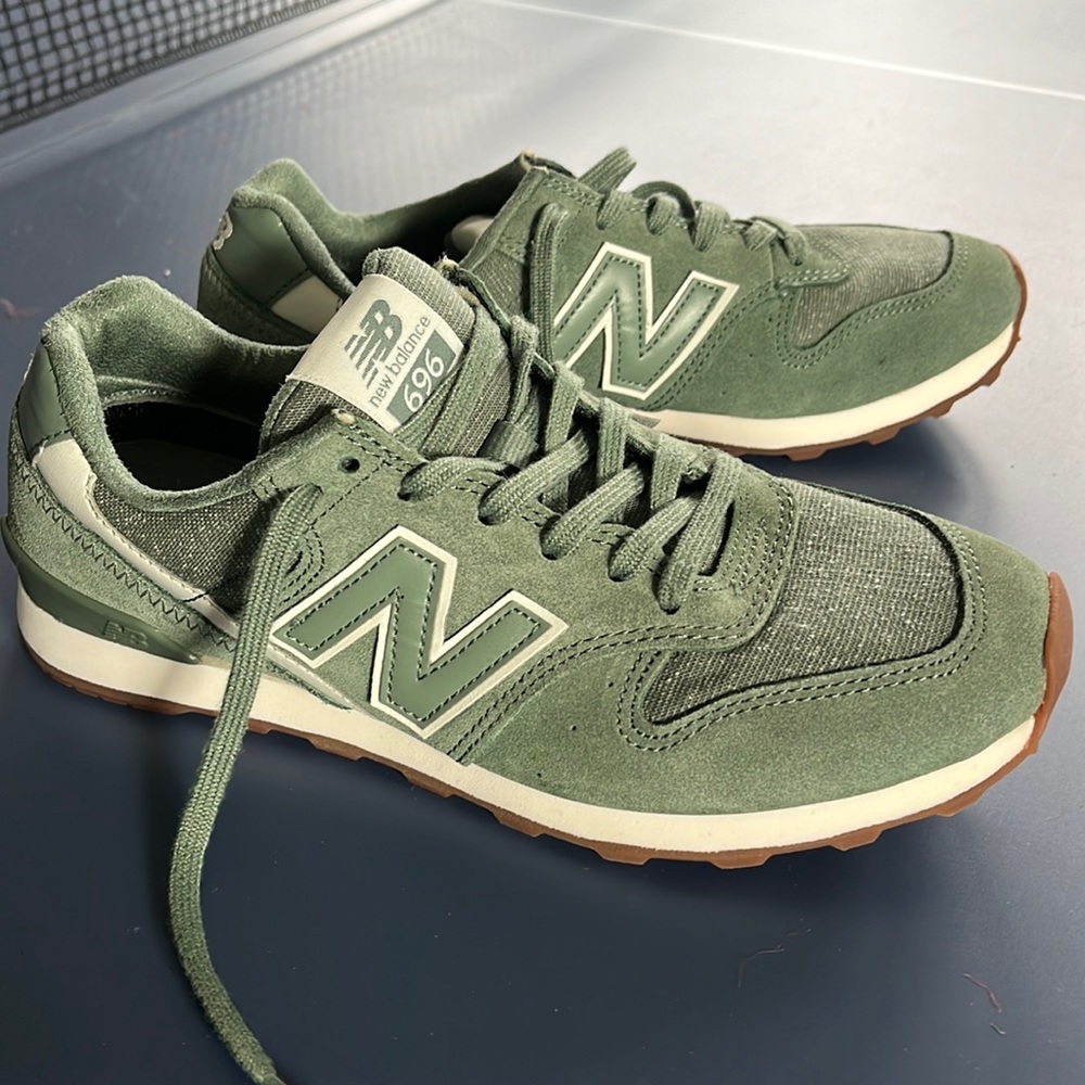 New Balance 696